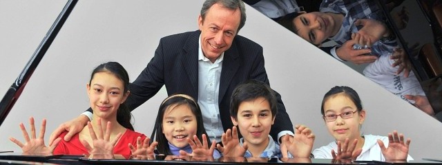 Anna-Li Hanneforth, 15, Milo Tieu, 8, Ahmet Özbakir, 10, und Sarah-Li Hanneforth, 11 und Hans-Jürgen Weber. Foto Ulrich von Born